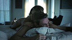 Jennifer Anistonová a Jon Hamm v postelové scén seriálu The Morning Show