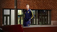 �védský fotbalista Emil Holm opou�tí stadion po p�eru�eném utkání s Belgií.