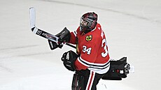 Petr Mrázek oslavuje výhru Chicago Blackhawks.