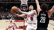 Zach LaVine z Chicago Bulls atakuje ko Houston Rockets kolem Alperena Sengüna.