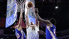 Nikola Joki (15) z Denver Nuggets doskoil v zápase s Philadelphia 76ers mezi...