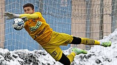 Branká karvinských fotbalist Jakub Lape vyráí mí v pípravném utkání se...