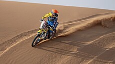 Motocyklový závodník Milan Engel si na Rallye Dakar u�ívá jízdu v dunách.