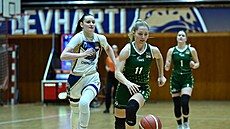 Tereza Moty�áková z SB� Ostrava uniká obran� Levhartic Chomutov, stíhá ji...
