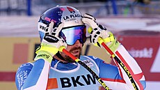 Francouzský ly�a� Maxence Muzaton v cíli sjezdu ve Wengenu