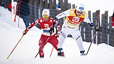 Jarl Magnus Riiber (vpravo) z Norska a Johannes Lamparter z Rakouska v beckém...