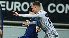 Eden Karzev v �edém dresu Basaksehiru v souboji s belgickým Gentem