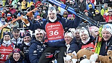 Vetle Sjaastad Christiansen slaví s norským týmem svou výhru v Ruhpoldingu.