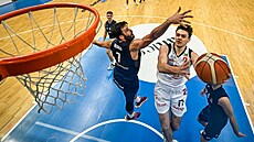 Frantiek Rylich (v bílém) z Nymburka zakonuje na ostravský ko.