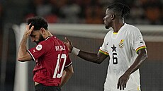 Egyptská hvzda Mohamed Salah se zranil, kontroluje ho soupe z Ghany.