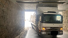 Kamion se pod podjezd neveel minimáln o 20 centimetr.
