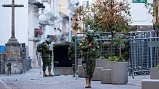 Ekvádorské ozbrojené sloky po nárstu násilností v zemi hlídají centrum Quita....