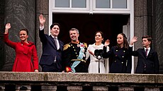 Nový dánský král Frederik X. spolen s manelkou Mary a rodinou na balkón...