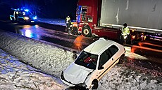 Nehoda osobního auta na náledí u Mělnického Vtelna (18. ledna 2024)