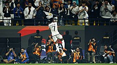 SIIIIUUUU! Vinícius Junior oslavuje první gól Realu Madrid proti Barcelon jako...