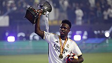 Vinícius Júnior z Realu Madrid s trofejí pro vítze panlského superpoháru a...