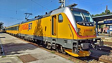 Lokomotiva Bombardier Traxx MS3 společnosti Regiojet ve stanici Brno-Královo...