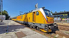 Lokomotiva Bombardier Traxx MS3 spole�nosti Regiojet ve stanici Brno-Královo...