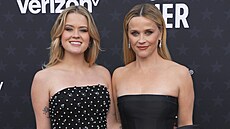 Ava Phillippe a Reese Witherspoonová na udílení Critics Choice Awards (Santa...