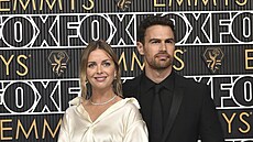 Ruth Kearney a Theo James na udílení cen Emmy (Los Angeles, 15. ledna 2024)