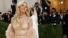 Sienna Millerová na Met Gala