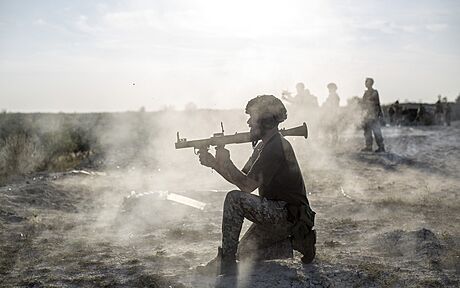 Ukrajinský voják bojuje na front u Doncku. (20. záí 2023)