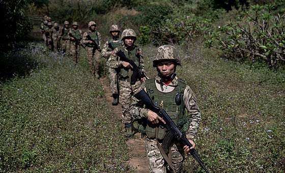 Písluníci povstalecké skupiny Mandalay Peoples Defense Forces (MDY-PDF) na...