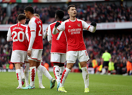 Gabriel Martinelli (vpravo) se spoluhrái z Arsenalu oslavuje svj gól do sít...