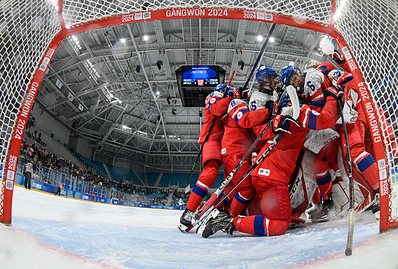 etí hokejisté do 16 let oslavují výhru nad USA na olympijských hrách mládee...