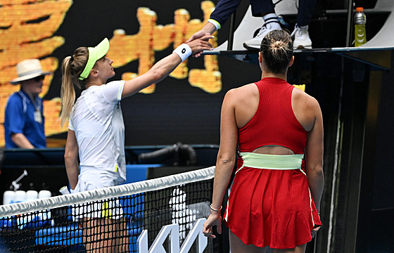 Ukrajinská tenistka Lesja Curenková podává ruku rozhodí, pozdrav s bloruskou...