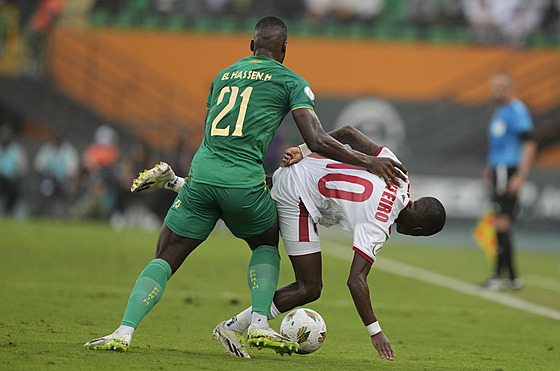 El Hassen Houeibib z Mauretánie a Jamiro Monteiro z Kapverd v souboji o mí.