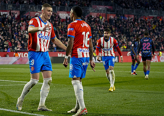 Ar�oma Dovbyk (vlevo) a Sávio oslavují gól Girony.