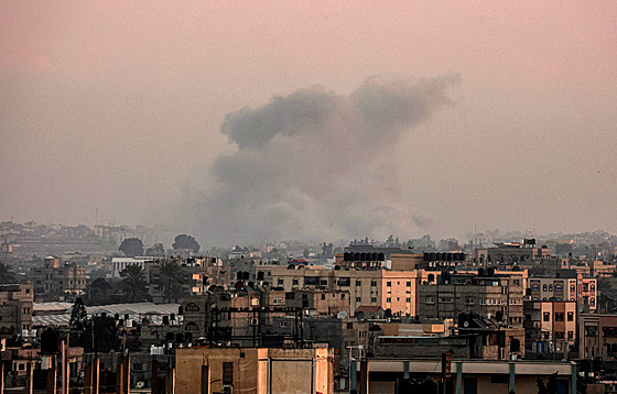 Nad Chán Júnisem v Pásmu Gazy stoupá dým. (23. ledna 2024)