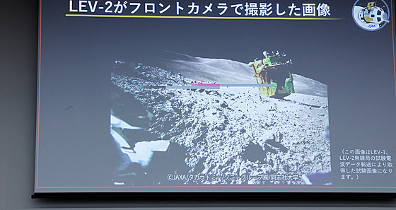 Japon�tí v�dci hodnotí na tiskové konferenci úsp�nost p�istání modulu na...