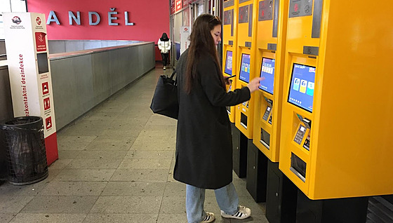 Jízdenkové automaty v metru nov� nabízejí nákup elektronického dlouhodobého...