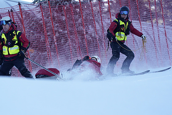 Slovenská ly�a�ka Petra Vlhová v pé�i záchraná�� b�hem SP v Jasné.