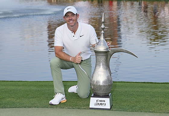 Golfista Rory McIlroy s trofejí pro vítze turnaje Dubai Desert Classic.