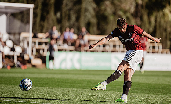 Mat�j Ryne� p�i st�ele b�hem p�ípravného utkání Sparty s Puskás Akadémia.