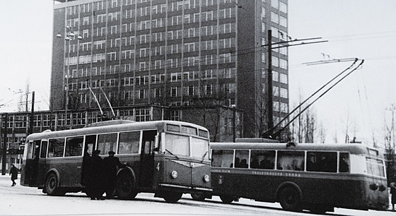 Dva výcarské trolejbusy vyfocené ve druhé polovin 40. let na námstí Práce...