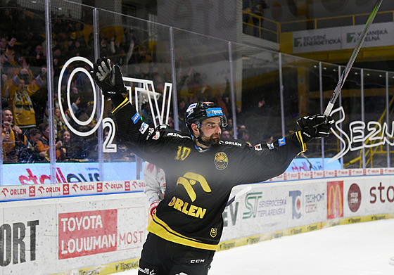Petr Koblasa slaví gól proti Olomouci.