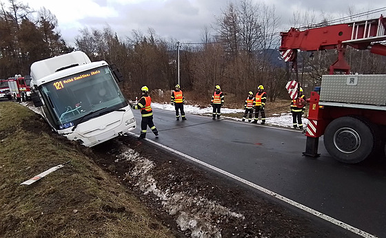 Autobus havaroval mezi Supíkovicemi a Píse�nou na jesenicku. Hasi�i vyprostili...
