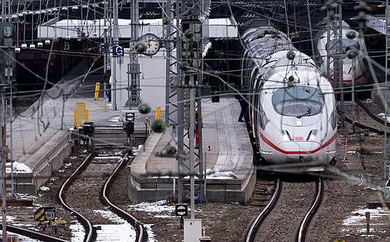 Německé dráhy Deutsche Bahn (DB) a odbory strojvedoucích GDL se dohodly na...