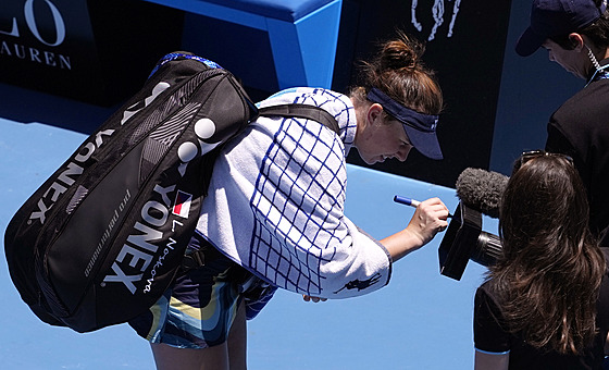 eská tenistka Linda Nosková píe vzkaz na kameru po postupu do tvrtfinále...