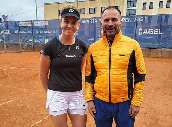 Linda Nosková s prezidentem a éftrenérem svého domovského klubu TK Perov...