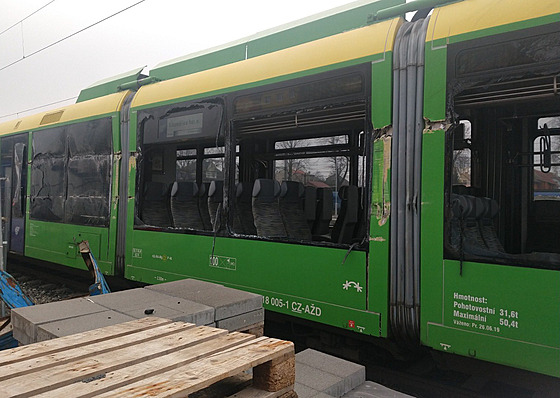 Ve stanici Lovosice do�lo v pond�lí ke st�etu zadní �ásti nákladního vozidla s...