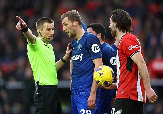 Tomá� Sou�ek (uprost�ed) z West Hamu v interakci s rozhod�ím Michaelem...