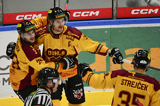 Jihlav�tí hokejisté �imon Jelínek (vlevo), Tomá� Harkabus (uprost�ed) a Jan...