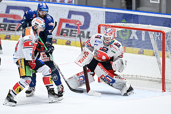 Pardubický branká� Milan Klou�ek si hledá letící kotou�.