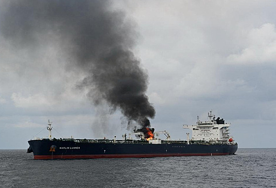 Kou� stoupá z tankeru Marlin Luanda poté, co plavidlo zasáhla húsíjská...