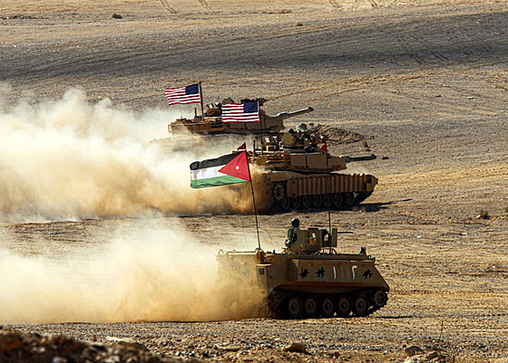 Amerití vojáci a jordántí vojáci na mnohonárodnostním vojenském cviení v...